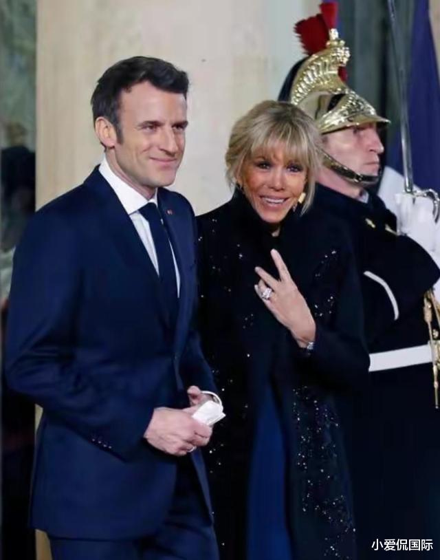 埃马纽埃尔·马克龙|尴尬了,马克龙参加宴会险忘记68岁娇妻,布丽吉特的回应很温馨