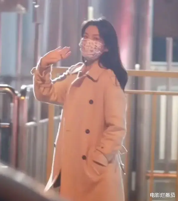 春晚|春晚四次联排：赵丽颖一笑迷人，张小斐美目顾盼，朱一龙走路生风