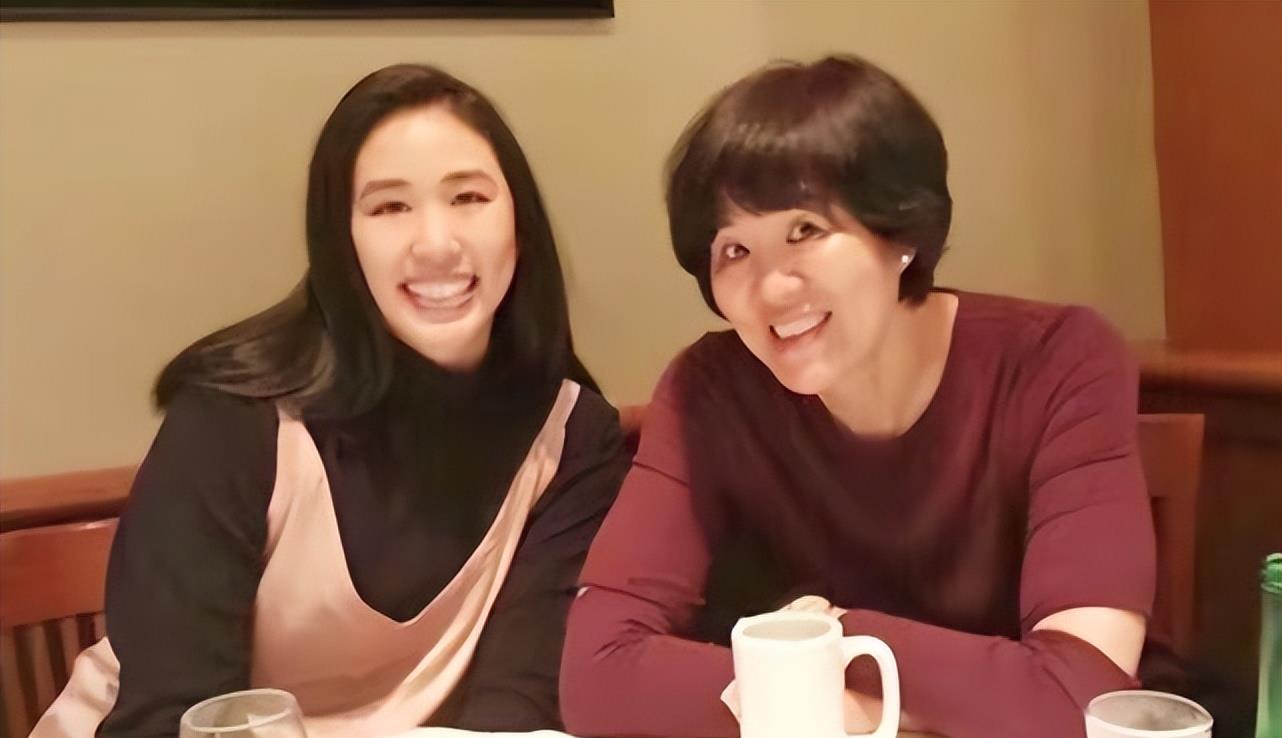 穿衣搭配 郎平带女儿和朱婷聚餐，T恤配短发精神抖擞，女儿和妈妈气质真像