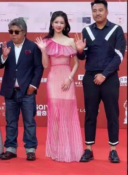 北京电影节|北京电影节全豁出去了!姚晨露大腿根,陈都灵化浓妆秦海璐矮又胖