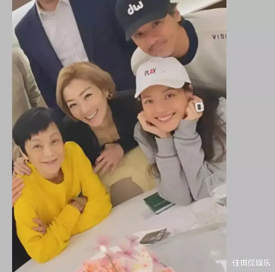 郑秀文|香港人就是不老!郑秀文与舒琪都看不出快五十了。