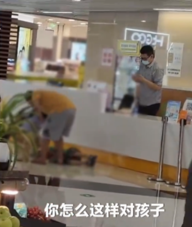 上海一商场餐厅女子多次踢踹孩子,并掐脖子、捂嘴巴,差点致其窒息!