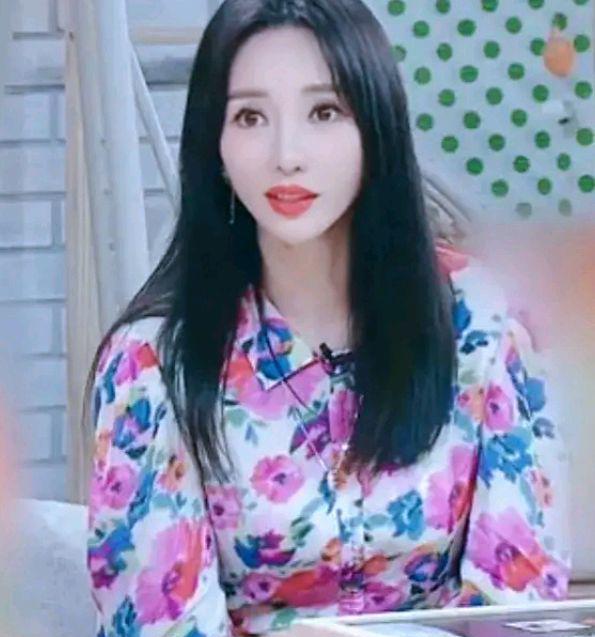 柳岩|柳岩穿短裙机场走秀，发文否认交往男朋友，热议太瘦与黄灿盛有关