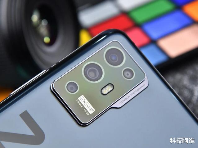 |从3298元跌至2198元,6400万四摄+55W,吴京代言的旗舰已一降再降