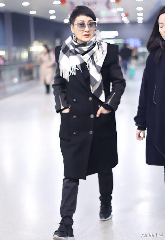 大衣 张凯丽打扮成气质女人，垫肩大衣配格纹围巾，短发清爽挺有精神