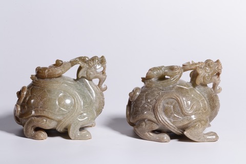 |明以前：和田玉带沁龙龟摆件一对