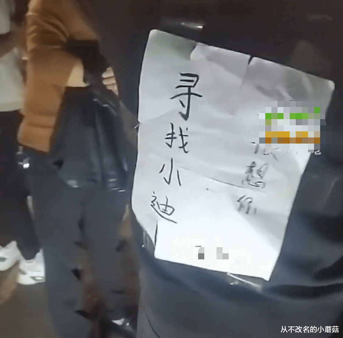 男子在街头重金寻找女友,事成后给100万,路人却避之不及