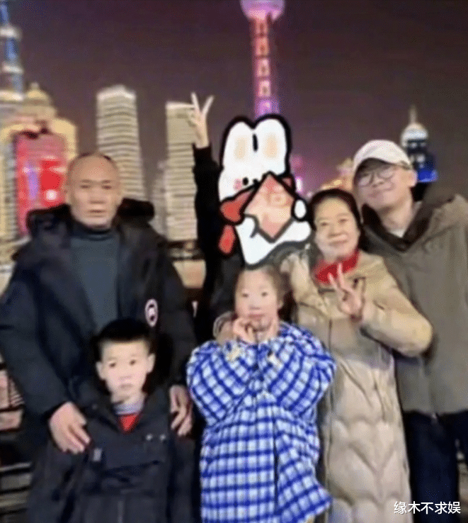 杨迪|杨迪彻底塌房！晒全家福原图被质疑P图，自曝和女友有婚姻之实仍分手