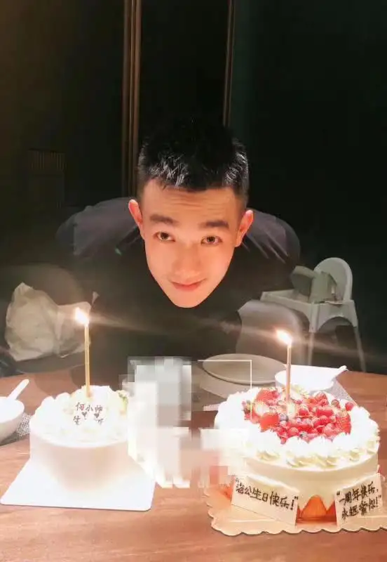 张馨予|不怕何捷吃醋？张馨予穿浴袍被男友人按摩，抚摸脖子锁骨超暧昧