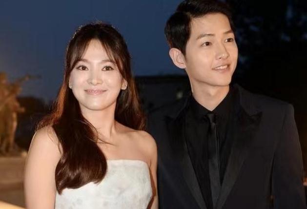 宋仲基|宋仲基新剧拍摄，戴帽子外出吃饭，网友称颜值回来了