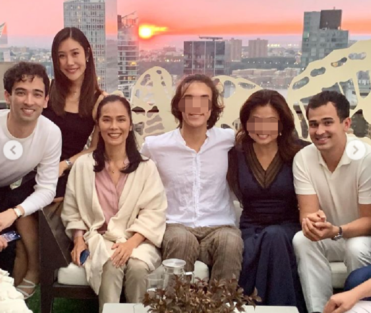 韦唯|58岁韦唯思娃心切跑美国，被儿子抱怀中似少女，转行当老师太惬意