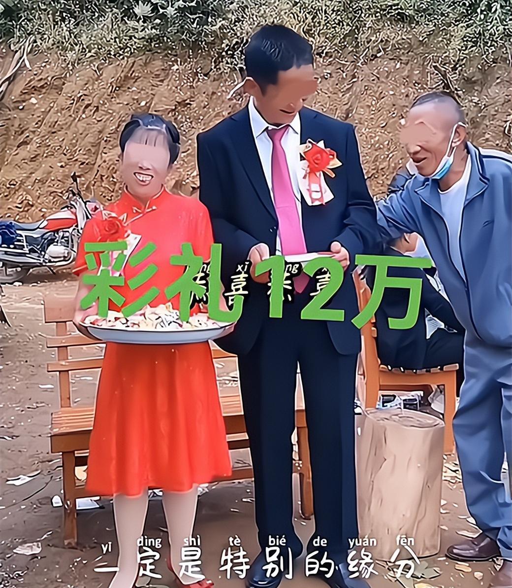 帅气大叔花12万彩礼娶52岁新娘,脸色有些委屈,网友为他感到心疼
