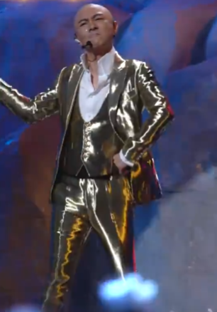 张卫健|56岁张卫健携爱妻吃路边摊！二人纯素颜打扮低调，桌上仅几碟小菜