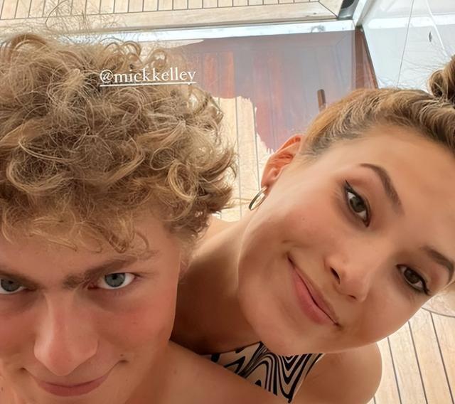 谷爱凌|谷爱凌彻底放飞自我！与金发帅哥合影太过亲密，粉丝质疑恋爱了