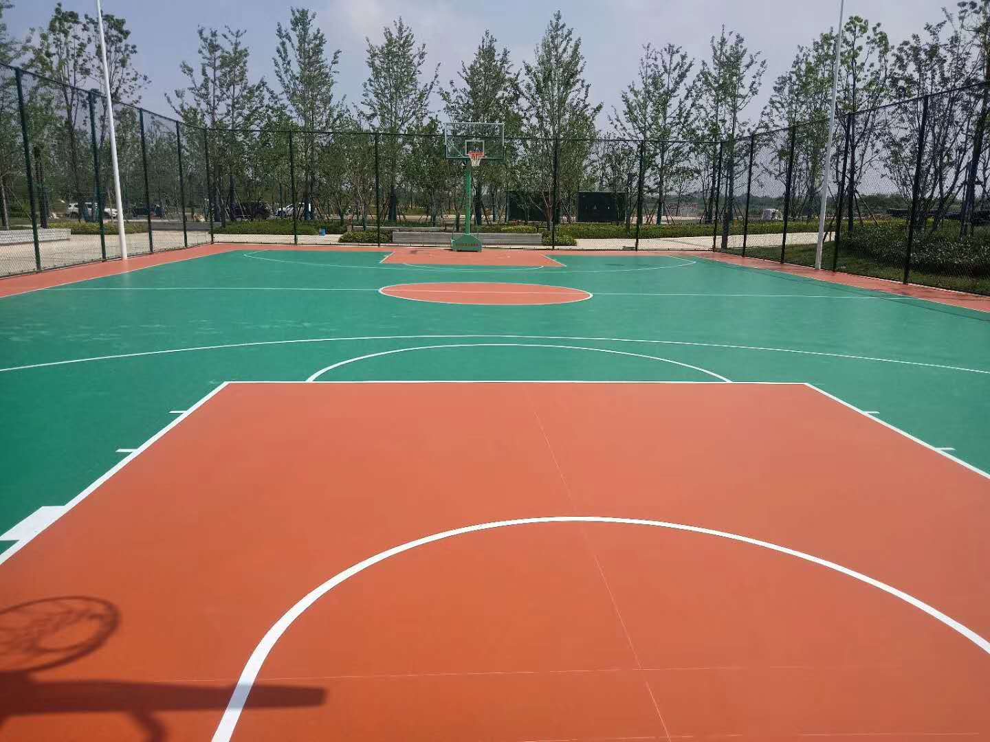 |为什么室外塑胶球场普遍都是使用硅PU材料铺设？