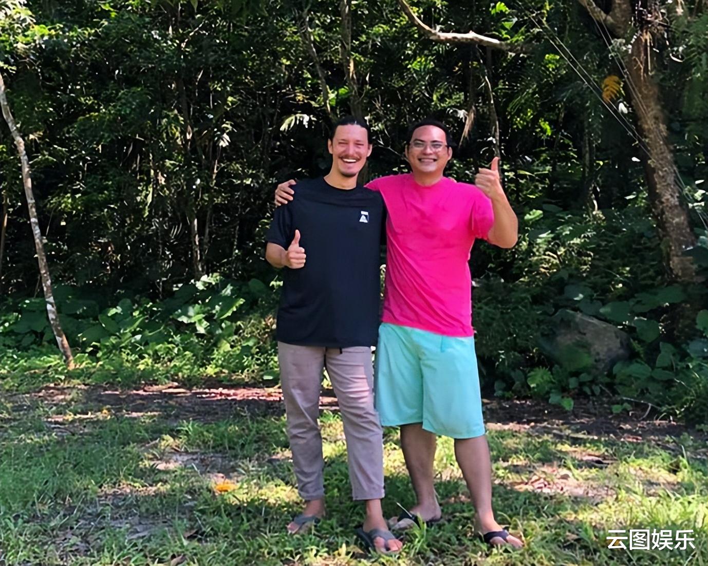 |周华健混血儿子野外游泳!32岁留长发胡子拉碴,身材健硕男人味足