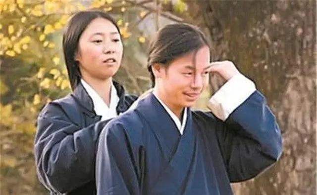 男子隐居深山10年,与女弟子结婚,多人前来拜师,今妻子负责授徒