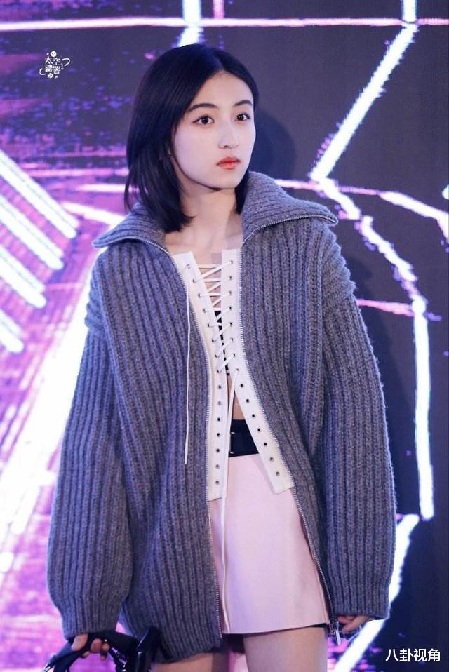 张子枫|张子枫晒美照，凭借双腿冲上热搜，网友：绝在长了两条腿吗？