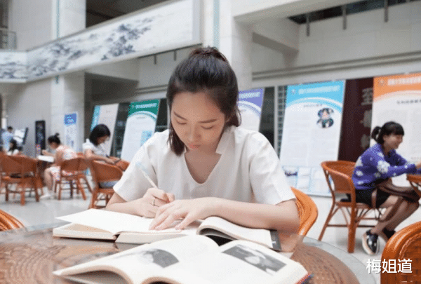 职场|大学生开始“反向内卷”,故意挂科不交毕设,只为保住应届生身份