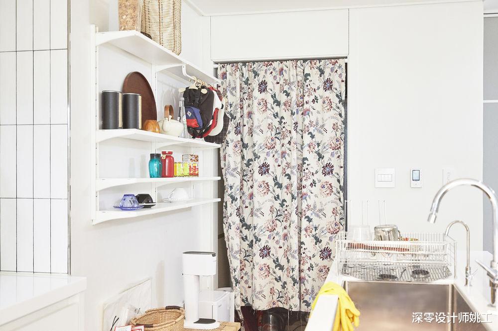 小夫妻100㎡loft,入户玄关一半划入厨房做储物间用,面积小大有作为