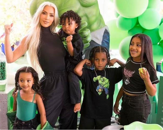 侃爷|侃爷生日晒与四娃合影！侃爷陪孩子玩耍笑容满面，被传与女友分手