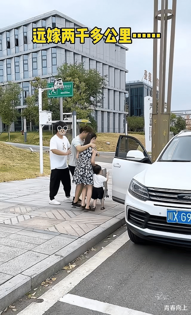 男子把远嫁的妻子和孩子赶出家门,其弟弟带他把妻儿接回家