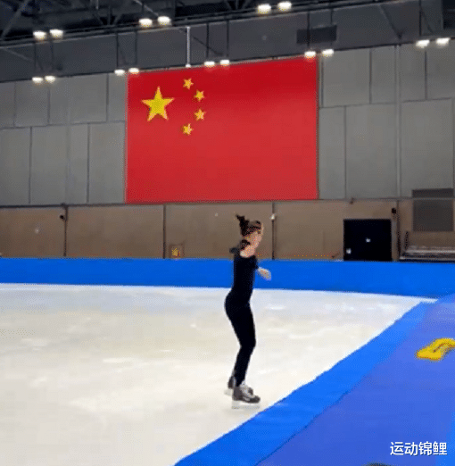 那不勒斯|全面发展！谷爱凌挑战滑冰项目，转了一圈就摔倒，背后国旗很醒目