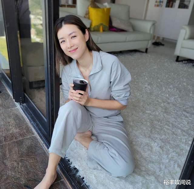 肖战|陈豪一家外出散步!陈茵媺穿热裤打扮性感,40岁仍散发少女气息