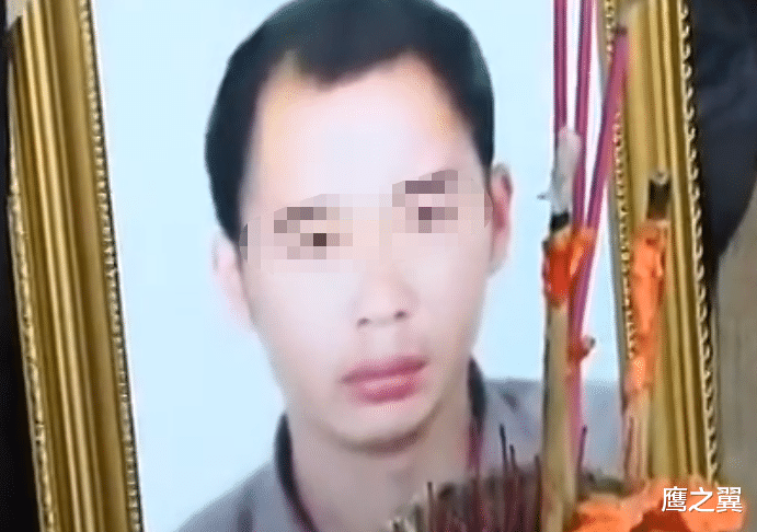 2013年湖南一男子去世,前妻怒砸遗像,就因不生儿被全村戳脊梁!