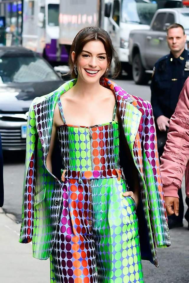 安妮·海瑟薇|安妮·海瑟薇亮相宣传新片!穿“波普”清新扑面,网友:人美任性