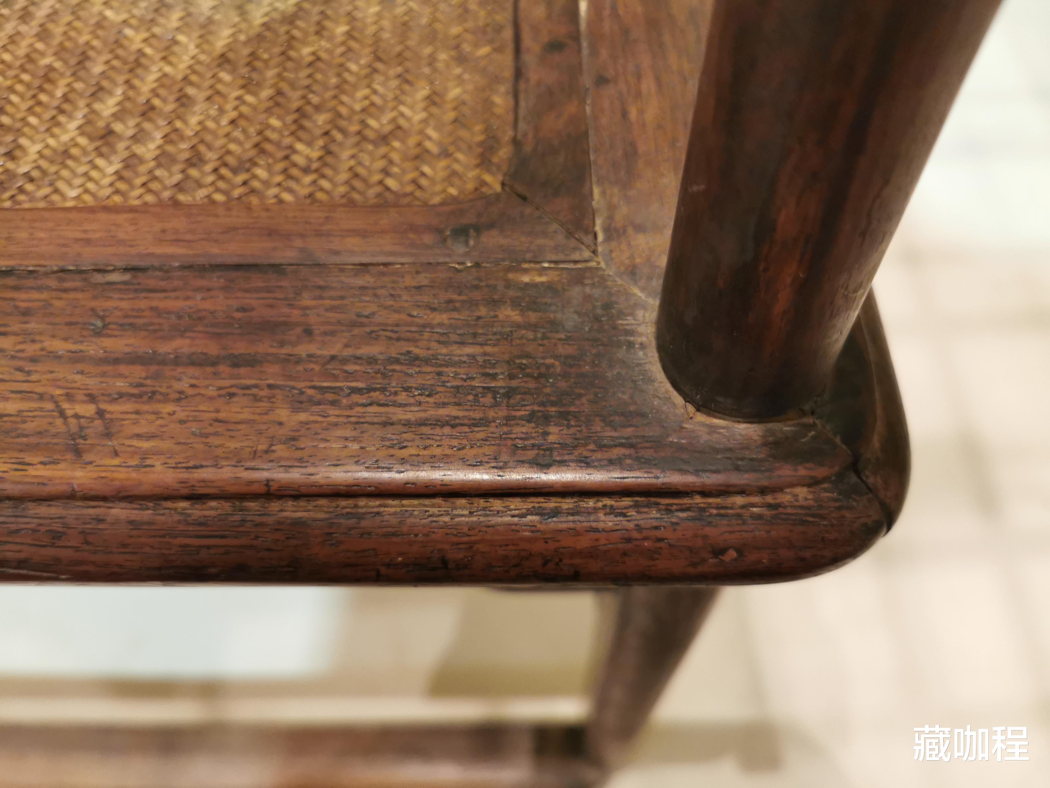 |质感、纹理皆典型,黄花梨四出头椅棕眼开裂