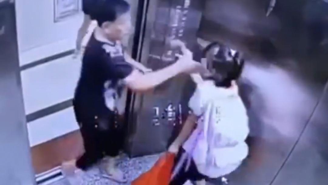 惠州一大妈自己撞了电梯门，反迁怒于无辜女孩，随手掌掴女孩出气