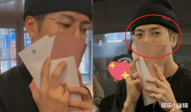 王嘉尔|王嘉尔现身机场被提醒“别塌房”,本人捂脸笑,助理表情引争议