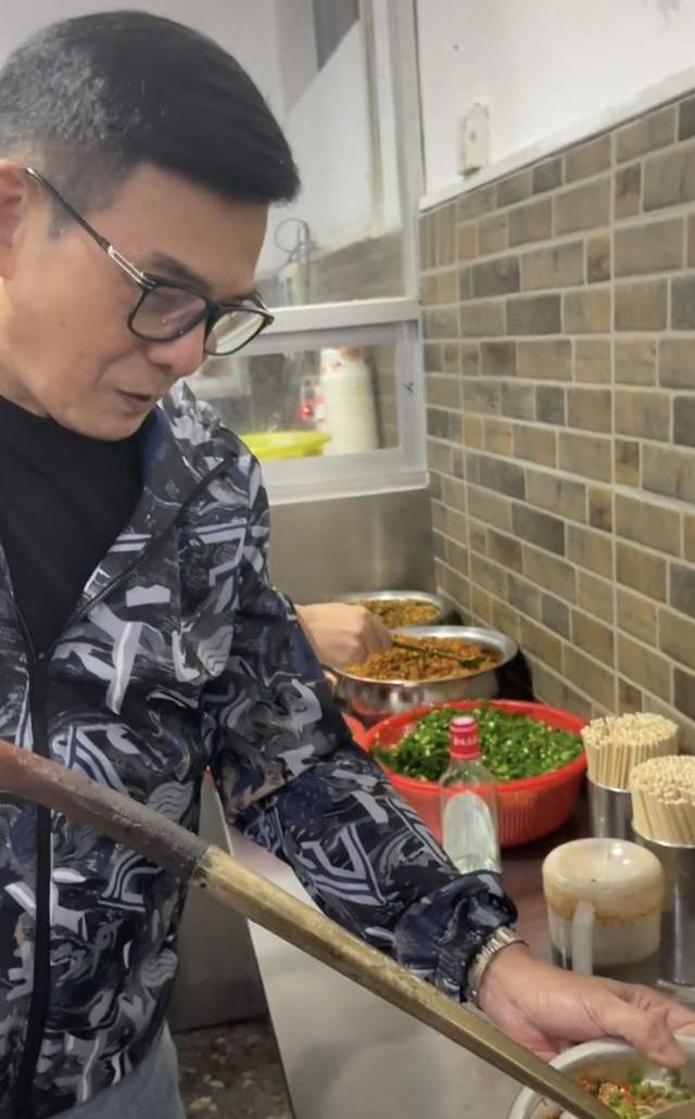 李国麟|68岁港星李国麟现身内地农村,买12元桂林米粉,蹲门口嗦粉不讲究