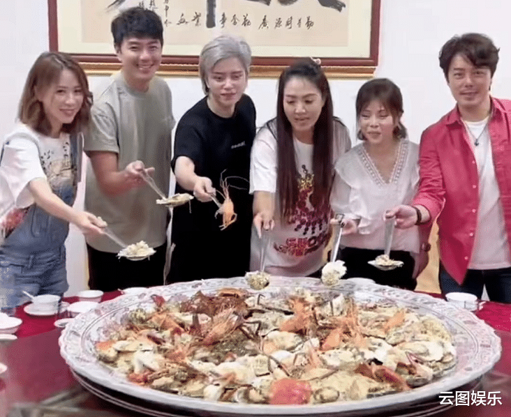 黎瑞恩|一众港星内地吃海鲜，盘子太大要6个人抬，大家围观拍照惊呼连连