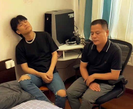 疯狂小杨哥爸爸“遛鸟”视频,错发业主群被曝光,两个儿子被坑惨