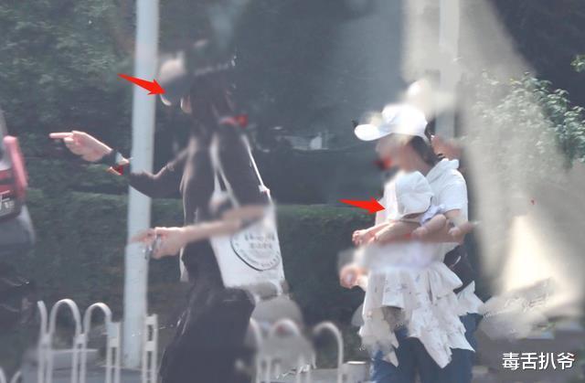 李嫣|李亚鹏老婆带女儿外出!婆婆和继女李嫣现身陪同,一家人很温馨