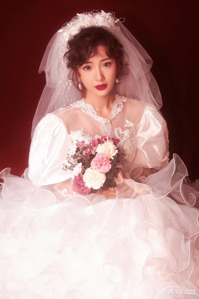 周冬雨|寡淡脸一遇港风就惊艳？周冬雨霸总，毛晓彤惊艳，鞠婧祎改头换面