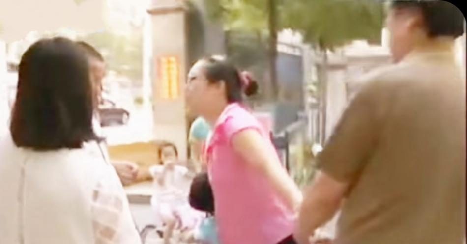 输光儿子学费并抛弃妻儿15年,如今儿子成教授让他养,儿子很无奈