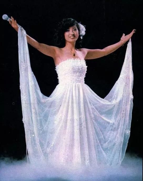 山口百惠|山口百惠：21岁嫁三浦友和，4年后生下儿子，穿着朴素笑容却更美