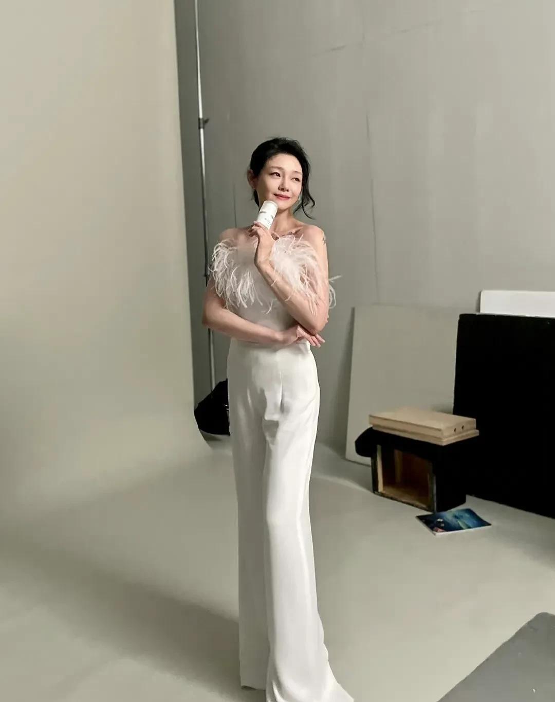 张颖颖|张颖颖深夜直播痛哭,大S复工被赞扬容光焕发,谁输谁赢一目了然