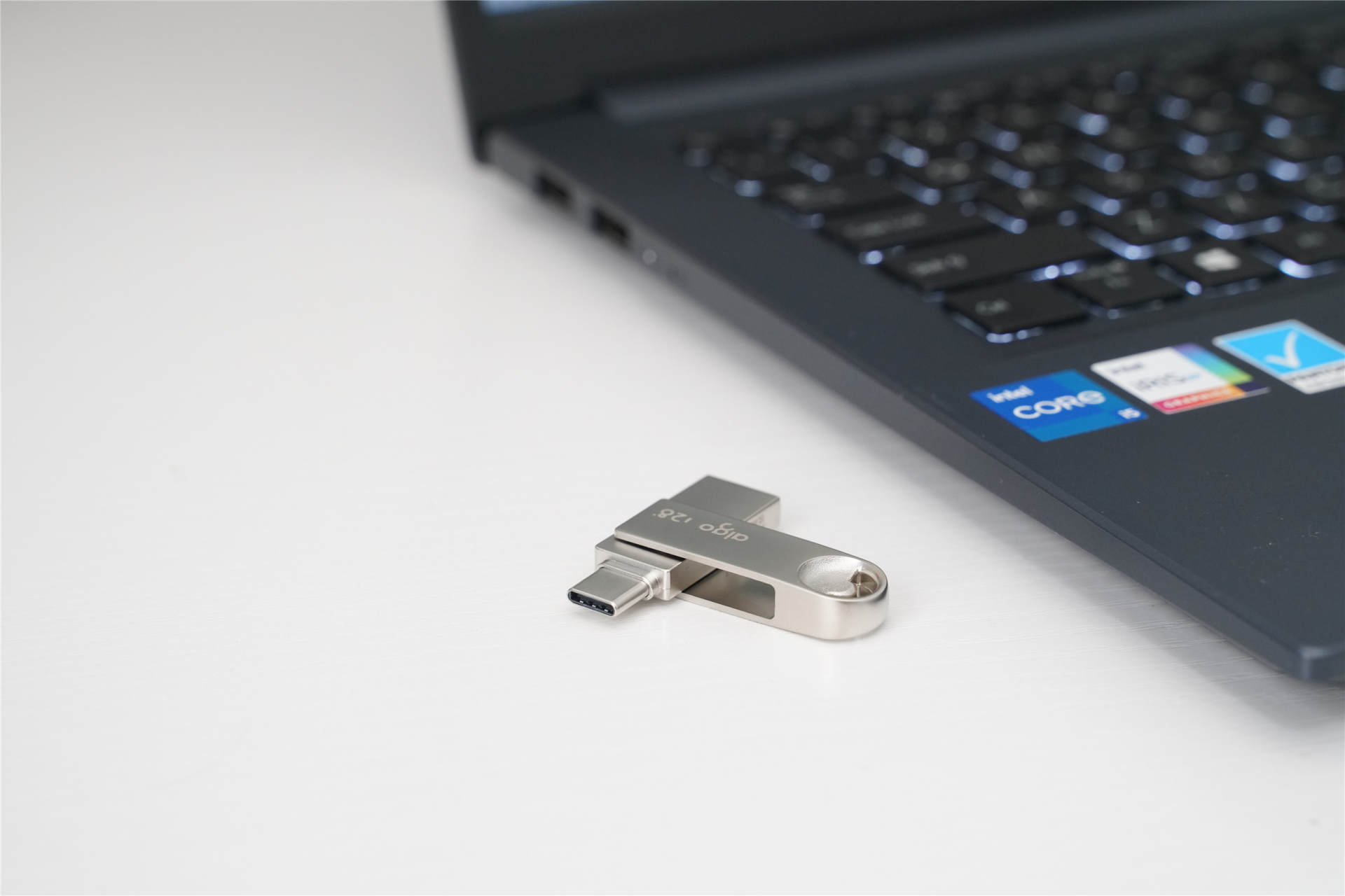 aigo|高颜值高速度，电脑手机都能用，aigo U322优盘评测