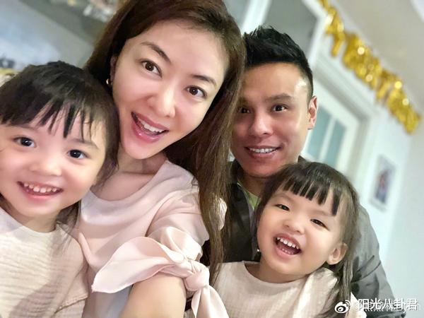 熊黛林|熊黛林晒照为老公庆生，两个女儿颜值不一，龅牙遗传整容前的妈？