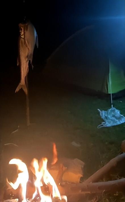 荒野求生|外出钓鱼上演“荒野求生”,20天后仨小伙儿带着许多小鱼干回家