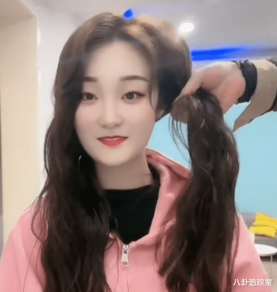 郭德纲|擦边球?陈亚男晒瑜伽照,身材曼妙疑似摆拍,网友:榜一大哥馋了