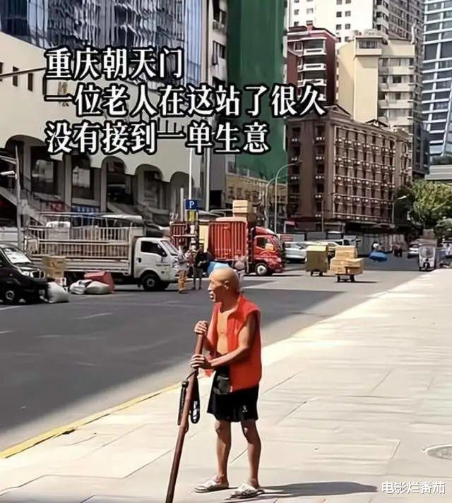 预告|80岁老人在烈日下求生，却没一单生意：活着，从来都没有那么简单
