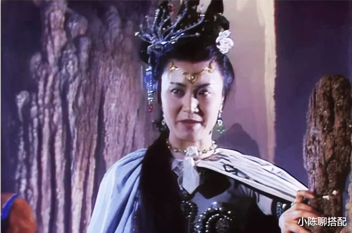 更年期 “86版白骨精”杨春霞:不扮嫩的优雅穿搭很实用,到老都有气质