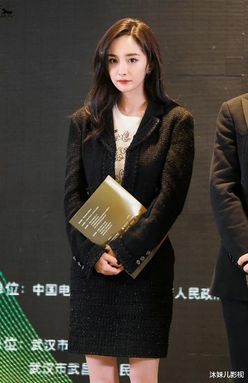 杨幂|宋茜杨幂颁奖仪式上撞造型,孙怡连体装胜长腿,谋女露臂装抢风头