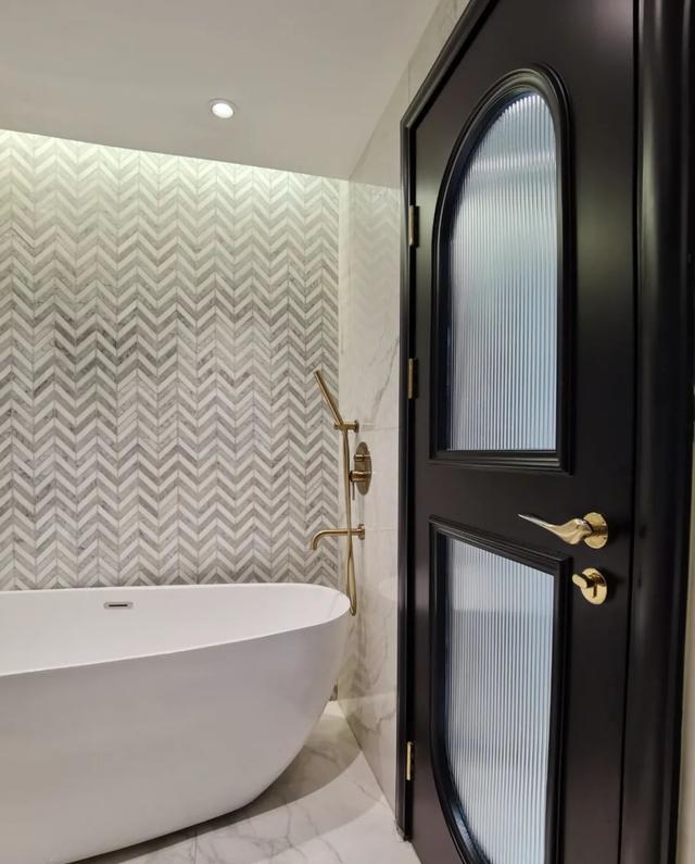 90三居室,步入式衣帽间、大浴缸、中岛台……复古又精致!