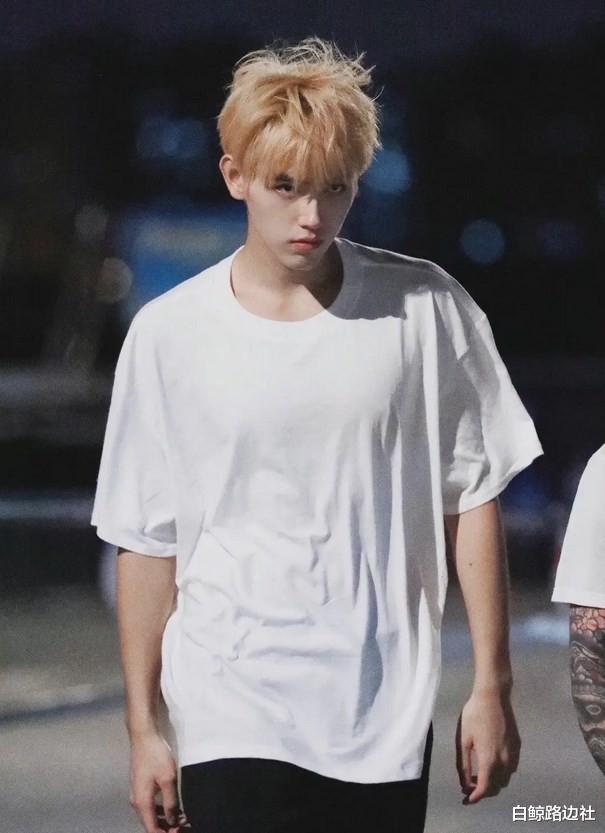 陈凯歌|陈凯歌夫妇携儿子聚餐！陈飞宇聊天害羞捂脸，53岁陈红素颜仍美貌